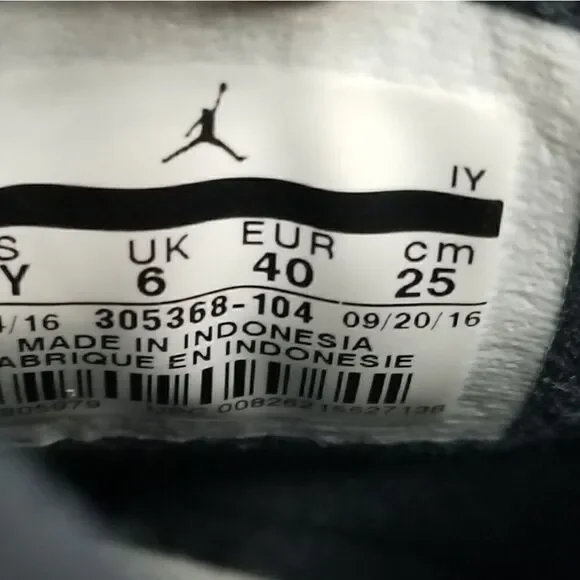 Nike Air Jordan 8 Bugs Bunny Sneakers. Size 7Y or can fit as a Women's Size 8.5 - Picture 10 of 10